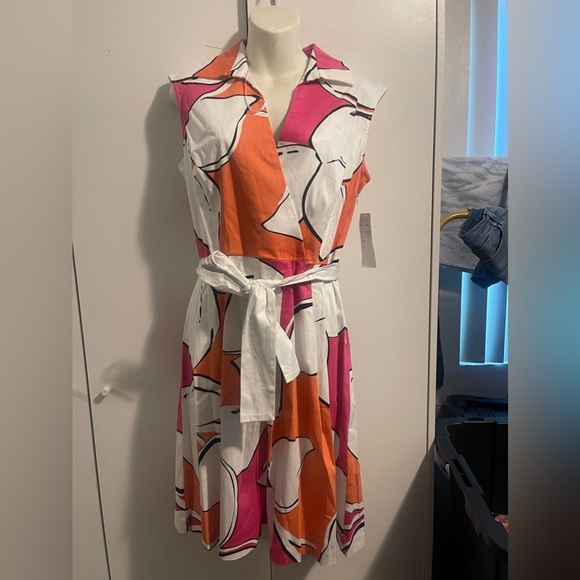 Sandra Darren Women White floral pleated midi dress with fabric belt. Size 10 - Picture 3 of 6